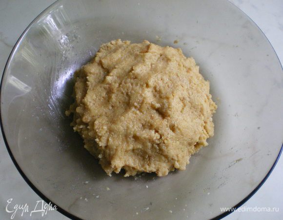 Добавьте 1 яйцо и если печенье несладкое еще и сахарной пудры по вкусу. Замесите тесто.