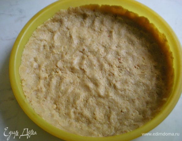 Распределите тесто по форме, сделав бортики.