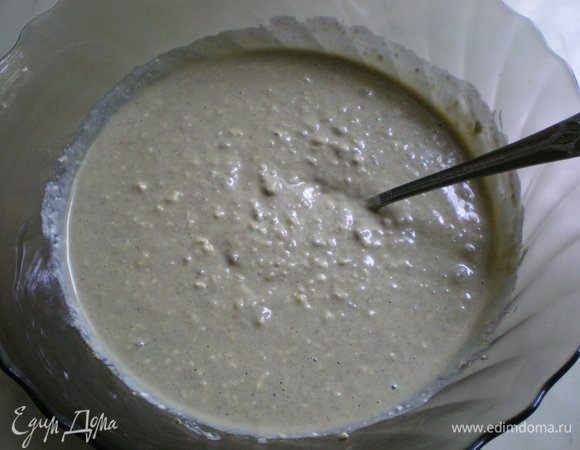 Поставьте форму с тестом в морозилку, а в это время сделайте начинку. Для нее соедините и хорошо перемешайте халву, творог, яйца и сметану.