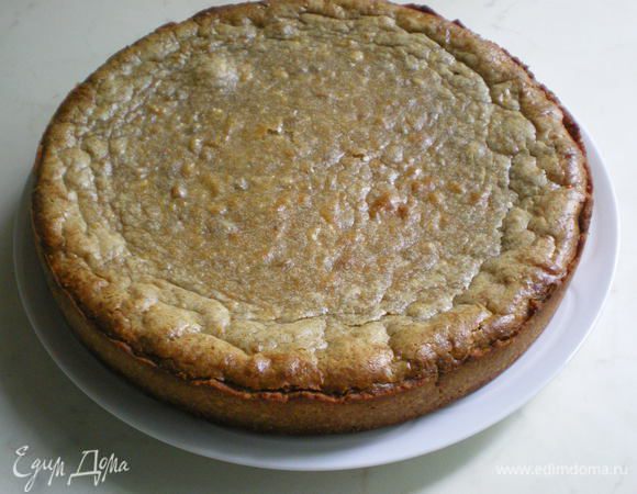 Готовый чизкейк охладите в форме, а затем выложите на блюдо. Из-за халвы вид у него не очень симпатичный, но вкус очень нежный и не приторный. Приятного аппетита!