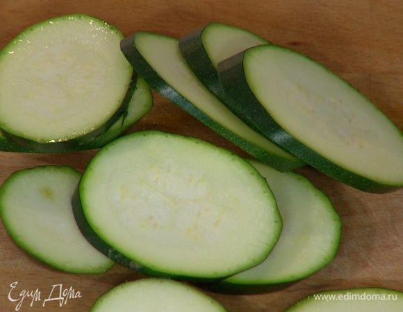 Цукини порезать тонкими ломтиками и готовить на пару около 8 минут.