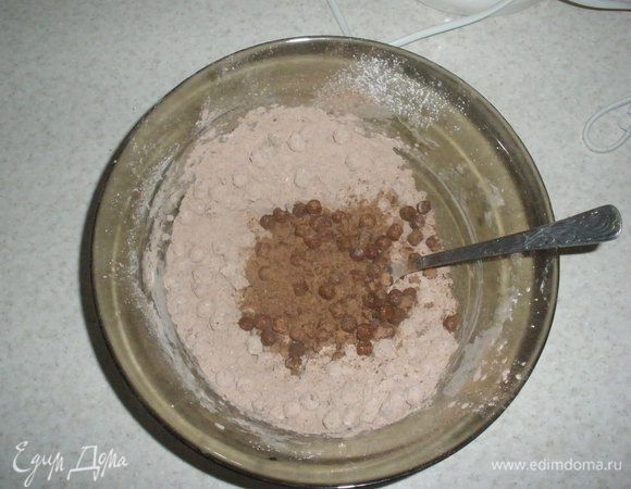  В миске перемешать все сухие ингредиенты(какао, мука, крахмал, шоколадные шарики), предварительно половину шоколадных шариков перемолоть в крошку ручным блендером