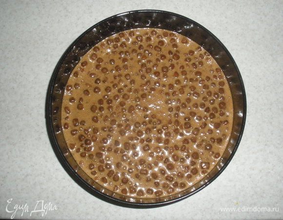  Жидкие ингредиенты вылить в сухие и хорошо, но аккуратно, перемешать. Выложить тесто в смазанную разъемнную форму и выпекать 25-30 минут. Дать коржу остыть и разрезать на 2 части