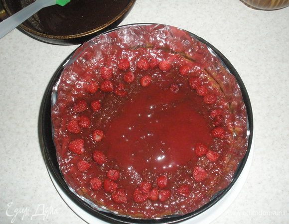  Соединяем тортик. На нижний корж выливаем малиновый джем, затем сверху свежую малину