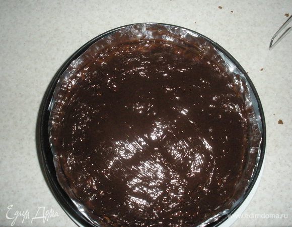  Сверху кладем оставшийся корж и весь шоколад. Тортик должен постоять в холодильнике часа 2, чтобы пропитаться (у меня простоял всю ночь). Приятного аппетита!!!