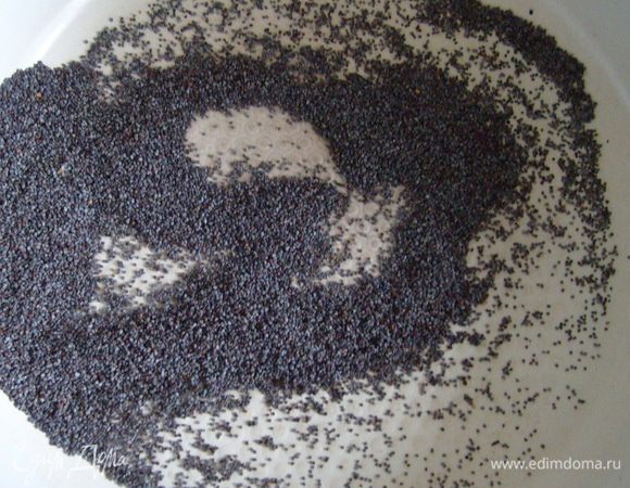 Мак обжарить на сковороде без добавления масла.