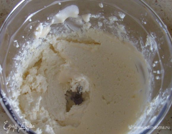 Творог, если он не мягкий, протереть через сито или взбить блендером.