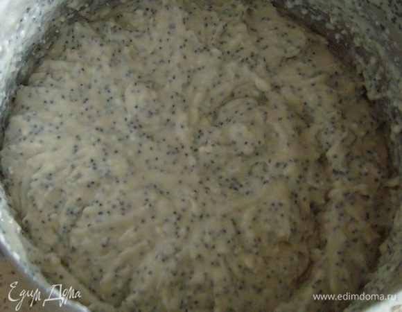 Добавить к яичному крему творог и мак. Все хорошенько перемешать, можно миксером.