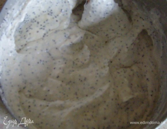 Добавить сливки и аккуратно перемешать лопаткой.