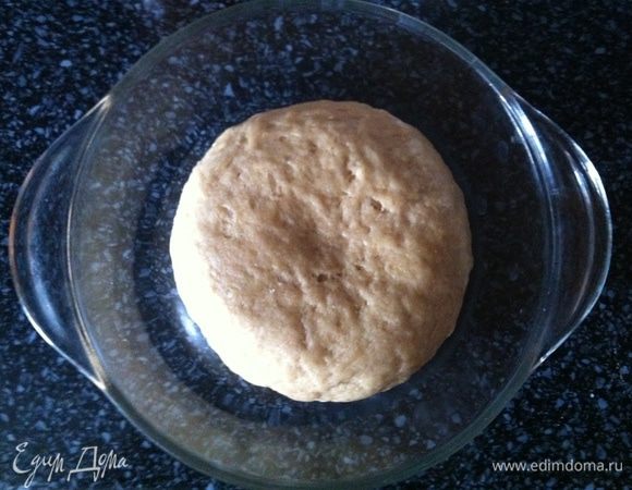 Смешать муку, дрожжи, соль сахар в миске. В пиале взбить вилкой яйцо с водой и оливковым маслом. Смешать сухие ингредиенты с жидкими и вымесить эластичное тесто. Оставить подходить на 1 час, пока тесто не увеличится вдвое