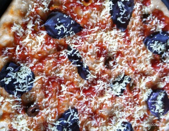 Положить листья базилика и посыпать тертым сыром.