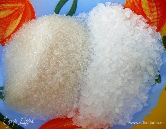 Смешайте соль и сахар.