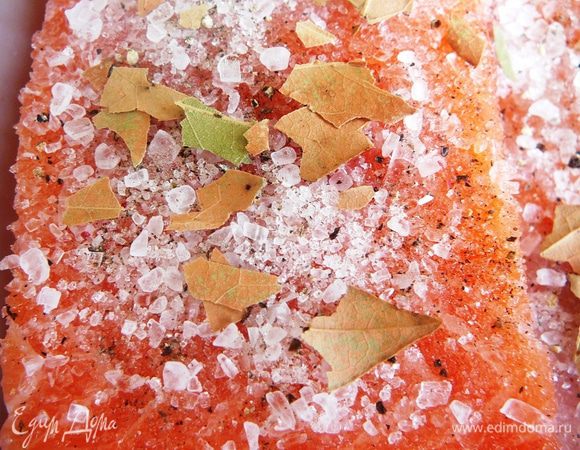 И лавровым листом (покрошите его).