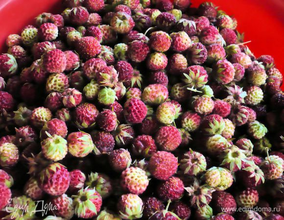 Промойте клубнику под проточной водой, удалите соринки, соломинки и т.п.. Я готовила варенье с листиками, т.к. мне так нравится, быстро и, на сколько, я слышала полезно.