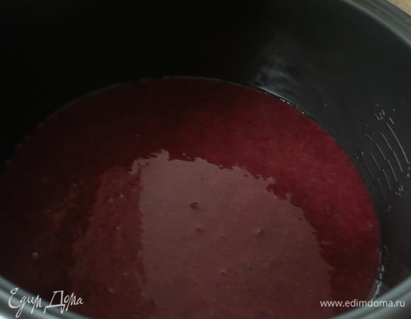 Пюре перелелейте в мультиварку, и поставьте на режим тушение на 2.5 часа