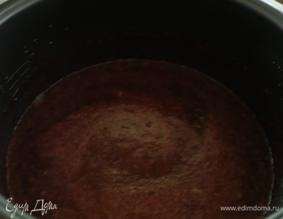 Периодически открывайте крышку и помешивайте, через 1.5 часа будет появляться пена (но не так много), также периодически снимайте ее.