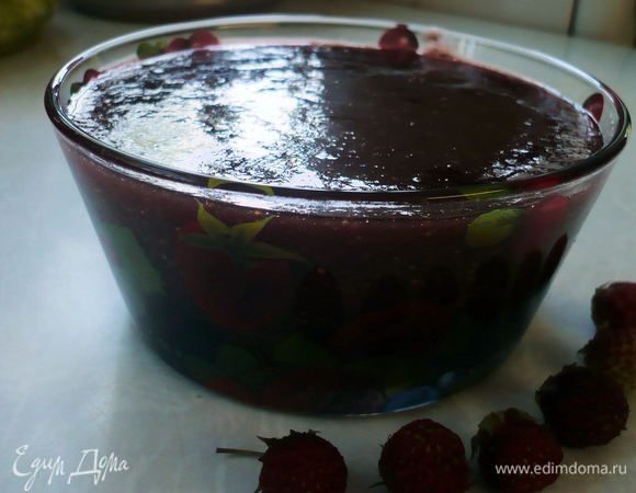 После того, как мультиварка "запищит" можете перелить варенье в стерилизованные банки. Из данного количества продуктов получается 1 литр варенья