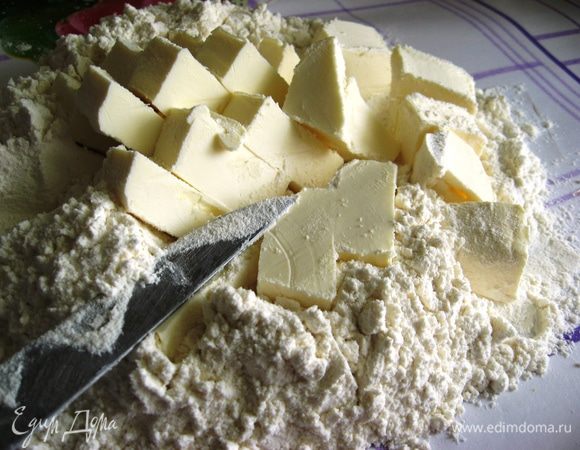Просеиваем муку. Масло режем кубиками. 