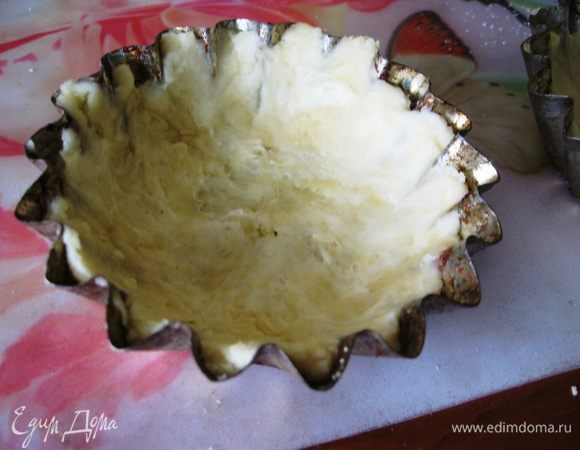 Раскатываем кружочками, укладываем в формочки. 
Ставим на 30 минут в холодильник. У меня получилось 8 пирожных. 
