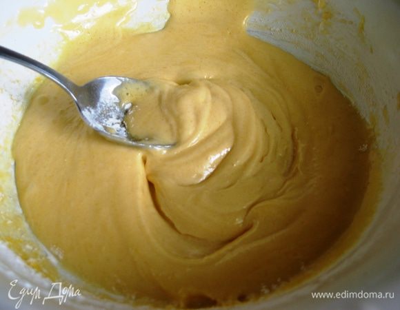 Готовим начинку. Желтки смешиваем с сахарной пудрой и мукой. 