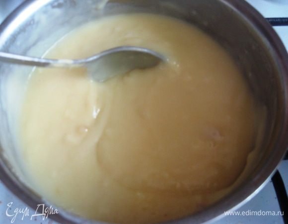 Подогреваем до кипения сливки с сахаром и сердцевиной ванильного стручка. Ароматы-непередаваемые! Заливаем желтки сливками, активно мешаем. Варим на небольшом огне до загустения.