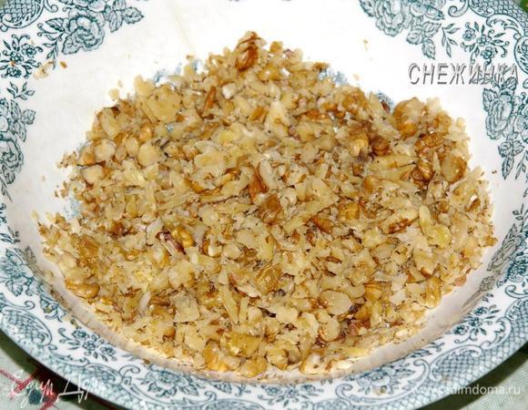 Орешки измельчаем.