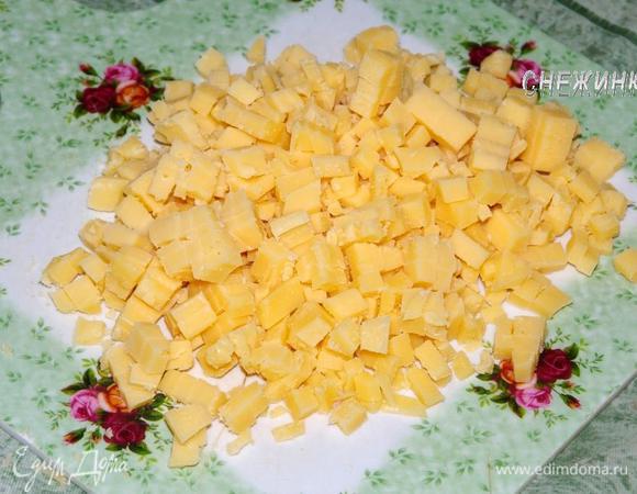 Сыр нарезаем кубиком.