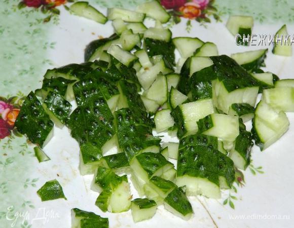 Огурец также нарезаем кубиком.