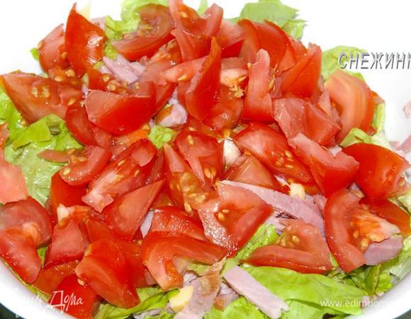 Все нарезанные ингредиенты забрасываем в миску. Добавляем помидор, нарезанный небольшими дольками.