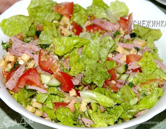 Отправляем в салат. Всё смешиваем аккуратно снизу вверх двумя ложками.