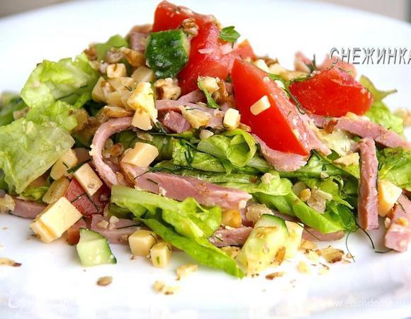 Теперь есть несколько вариантов. Можно заправить салат майонезом, но я так никогда не делаю, для меня здесь это лишнее:) Можно подавать порционно, сверху полив небольшим количеством оливкового масла. И есть еще один вариант, ничем не заправлять салат. Сока, который дают овощи достаточно, особенно если помидоры свои с грядки, сочные и сладкие. Достаточно дать салату постоять минут 5, перемешать еще раз аккуратно и можно подавать. Приятного аппетита!
