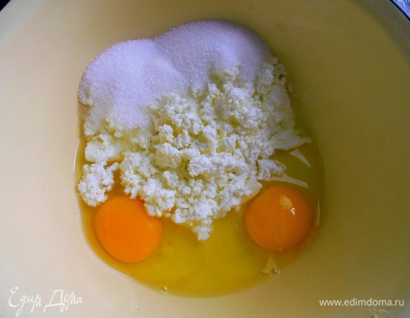 Яйца вбиваем в творог с сахаром и ванилью.