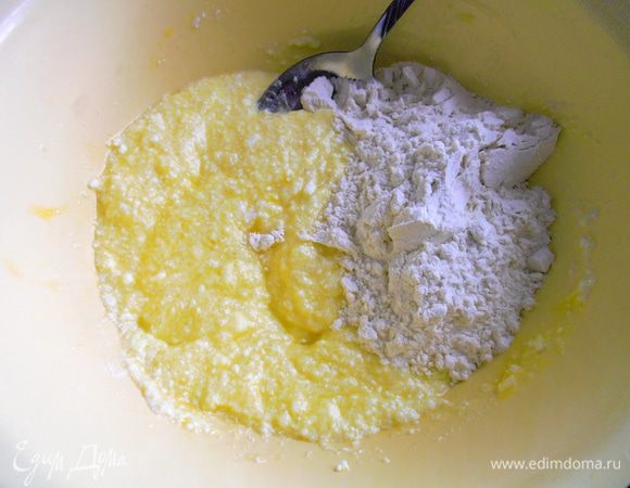 Просеянную муку...Перемешиваем и оставляем.
