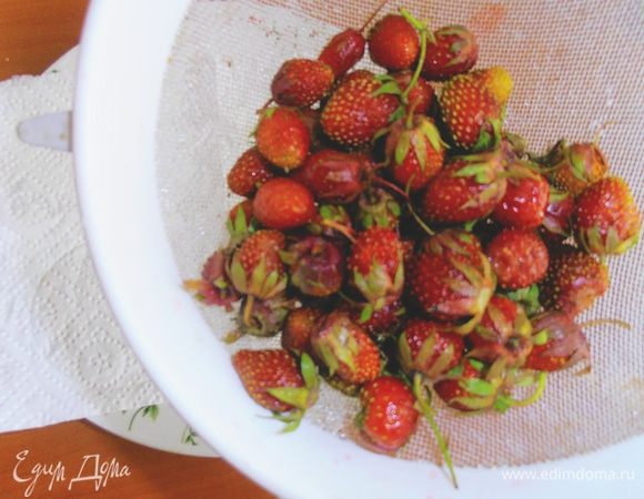 Клубнику отбираем самую мелкую,промываем.