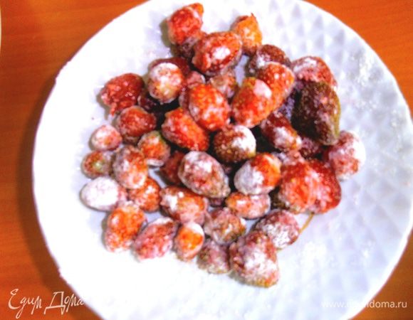 Перемешиваем с чайной ложкой муки(если изюм будете брать,то не обязательно),а потом осторожно вводим в наше тесто.