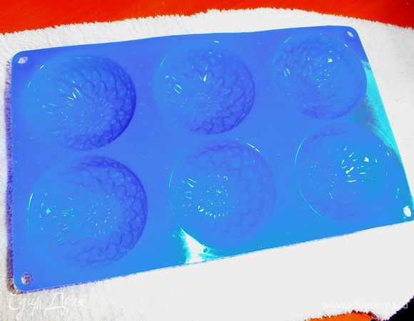 Силиконовую форму по инструкции надо сполоснуть холодной водой(масло не надо!)