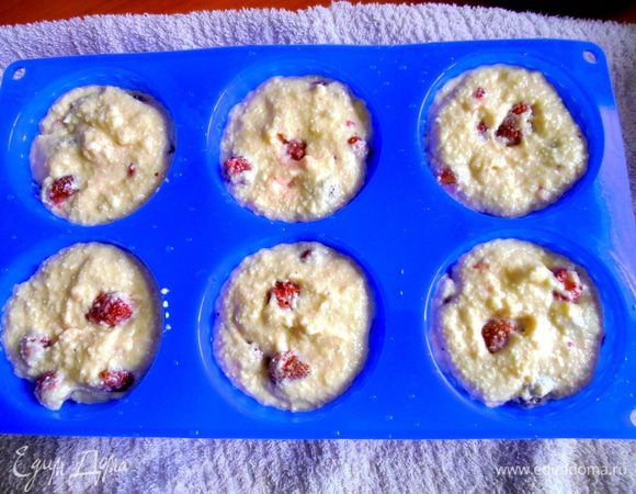 Наполняем не до краёв ячейки,у меня теста ровно хватило на 6 штук.