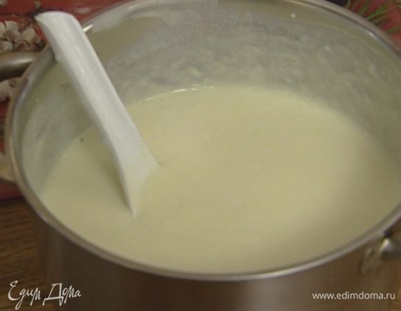 Влить сливки, посолить и поперчить.