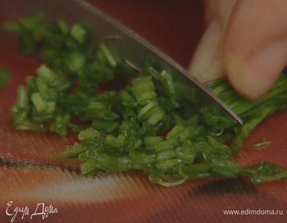 Зеленый лук мелко порезать.