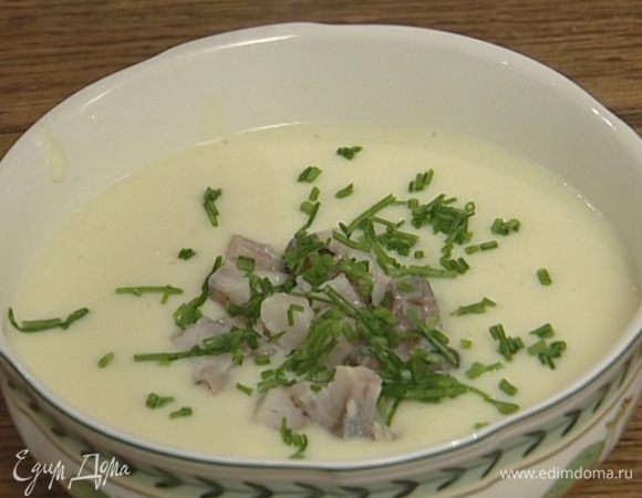 Разлить суп в тарелки, добавить в каждую несколько кусочков селедки, присыпать зеленым луком. 