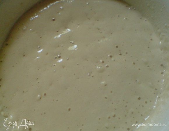 В миске смешать муку с солью. Отдельно соединить дрожжи с сахаром, растворить их в небольшом кол-ве теплой воды(50-70 мл), добавить немного муки. Оставить на 15 минут.