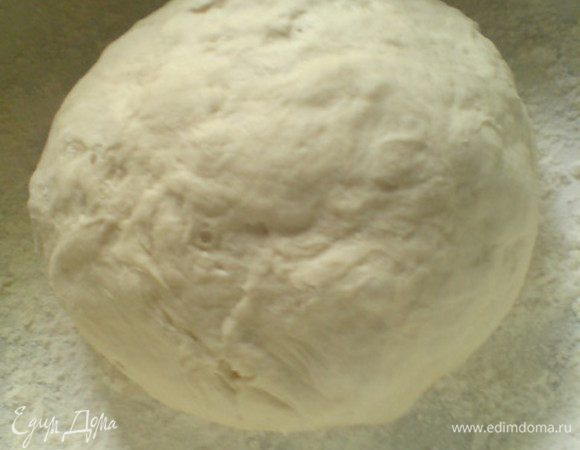В миску с мукой влить опару,добавить 200 мл воды и замесить гладкое эластичное тесто(может понадобиться еще немного муки). Накрыть крышкой,оставить подходить на 30-35 мин в теплом месте.