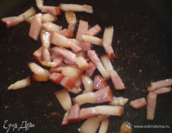 В это время почистить лук, разрезать пополам и нарезать средними ломтиками, а грудинку-небольшими кубиками или брусочками.