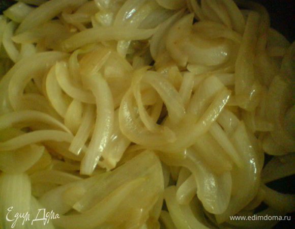 На сковороде разогреть каплю оливкового масла и обжарить грудинку минут 5.Выложить ее оттуда,выделившийся жир оставить в сковороде.Добавить лук,жарить до появления первых,слегка золотистых ломтиков.