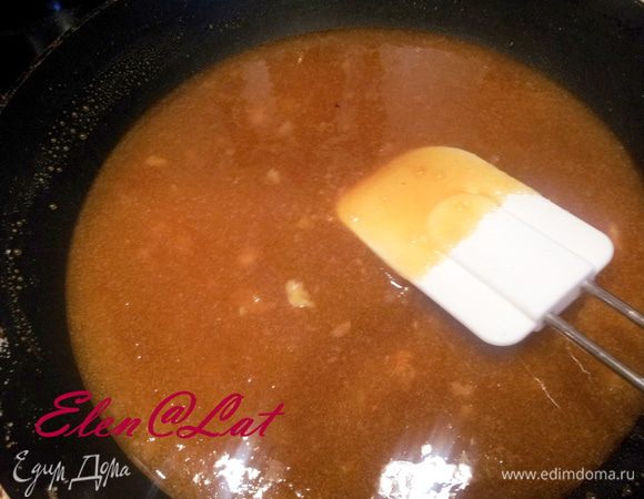 Пока будет остывать наш бисквит, мы приготовим крем и грильяж. Начнем с грильяжа, здесь все просто. На сухой  сковороде расплавить сахар.