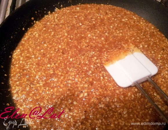 Орехи измельчить в блендаре, но не до состояния пудры. Затем просеять их через сито, ореховая мука нам не нужна. 
Затем орехи подогреть в микроволновке и всыпать в карамель. Все хорошо перемешать. 