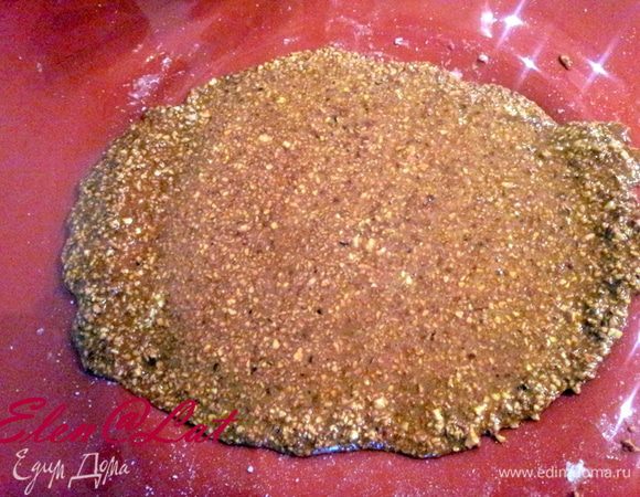 Затем вылить ореховую смесь на силиконовый коврик, если такового нет, то на большое блюдо, и дать остыть.