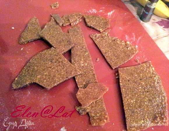 Грильяж должен остыть до такого состояния, чтобы можно его было измельчить в блендаре, в крошку.
