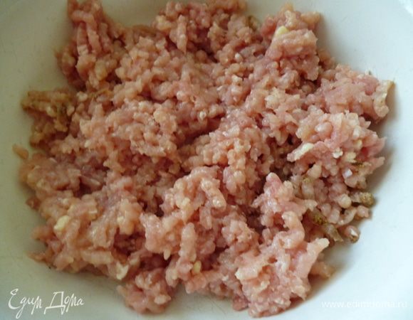 Сначала приготовим начинку:с окорочков срезать мясо и пропустить его через мясорубку.