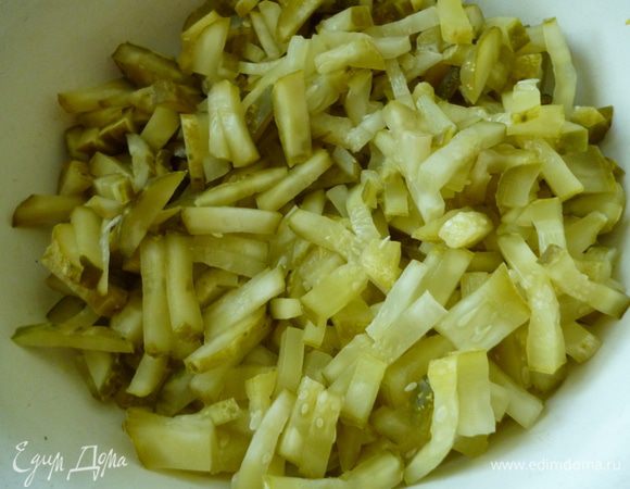 Малосольные огурцы нарезать вдоль пластинами и затем поперек соломкой.